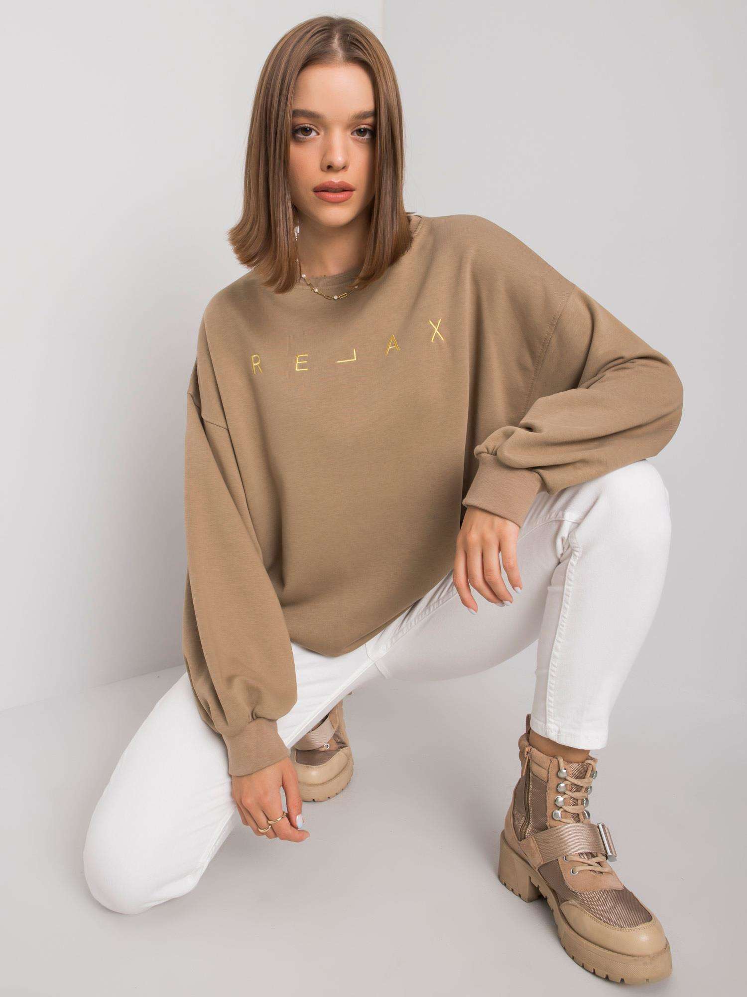 Sweatshirt in Beige mit goldener  Stickerei Vorderansicht sitzend