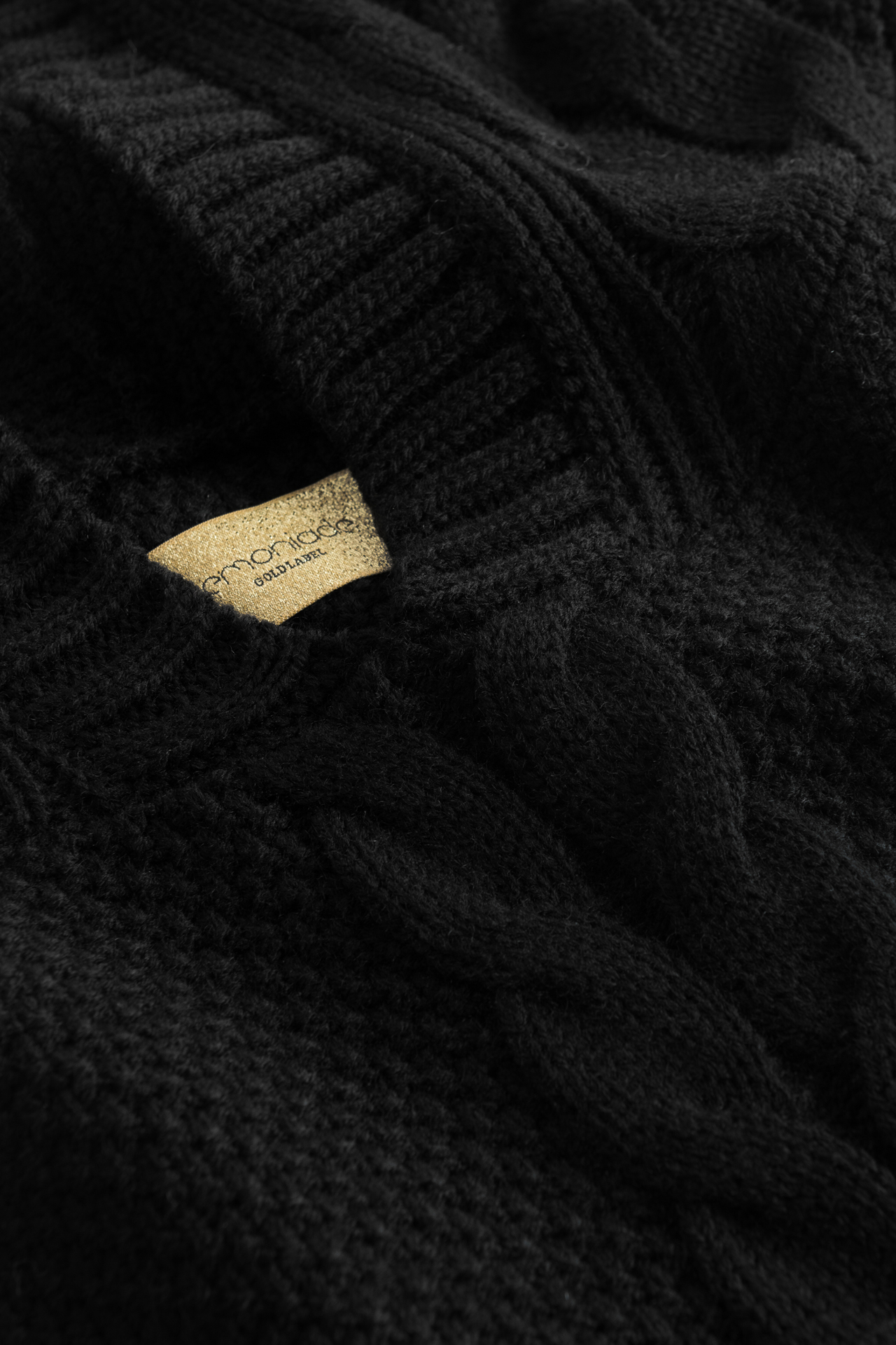 Strickset in Schwarz mit Zopfmusterdetails