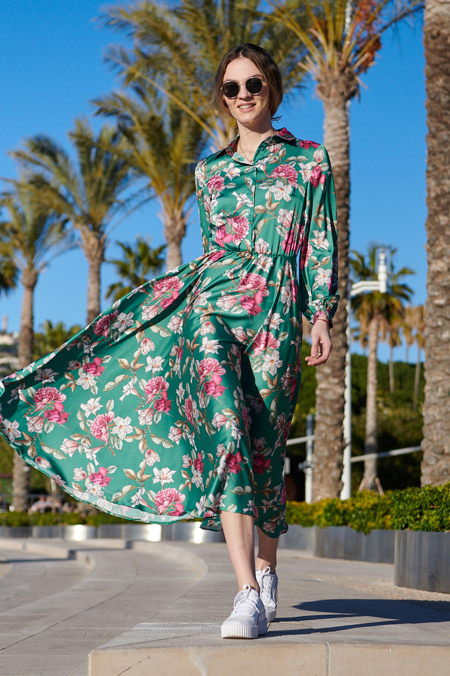 Langes Kleid in Grün mit pinkem Blumenmuster Vorderansicht komplett