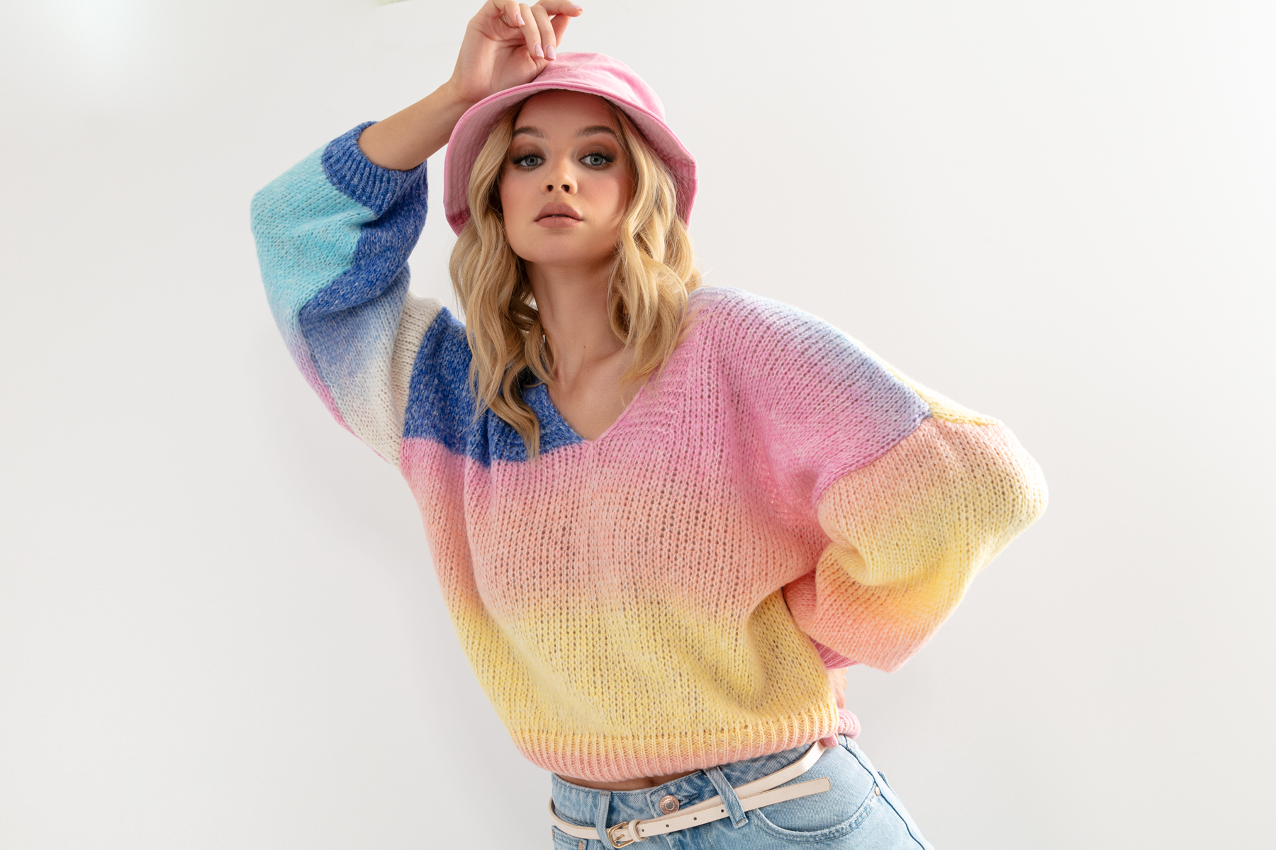 Sweater in Regenbogenfarben