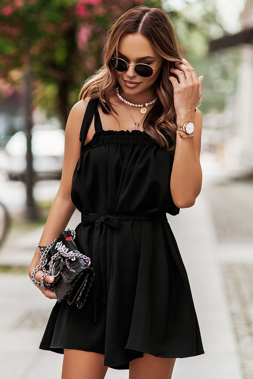 Kleid in Schwarz mit gebundenen Trägern