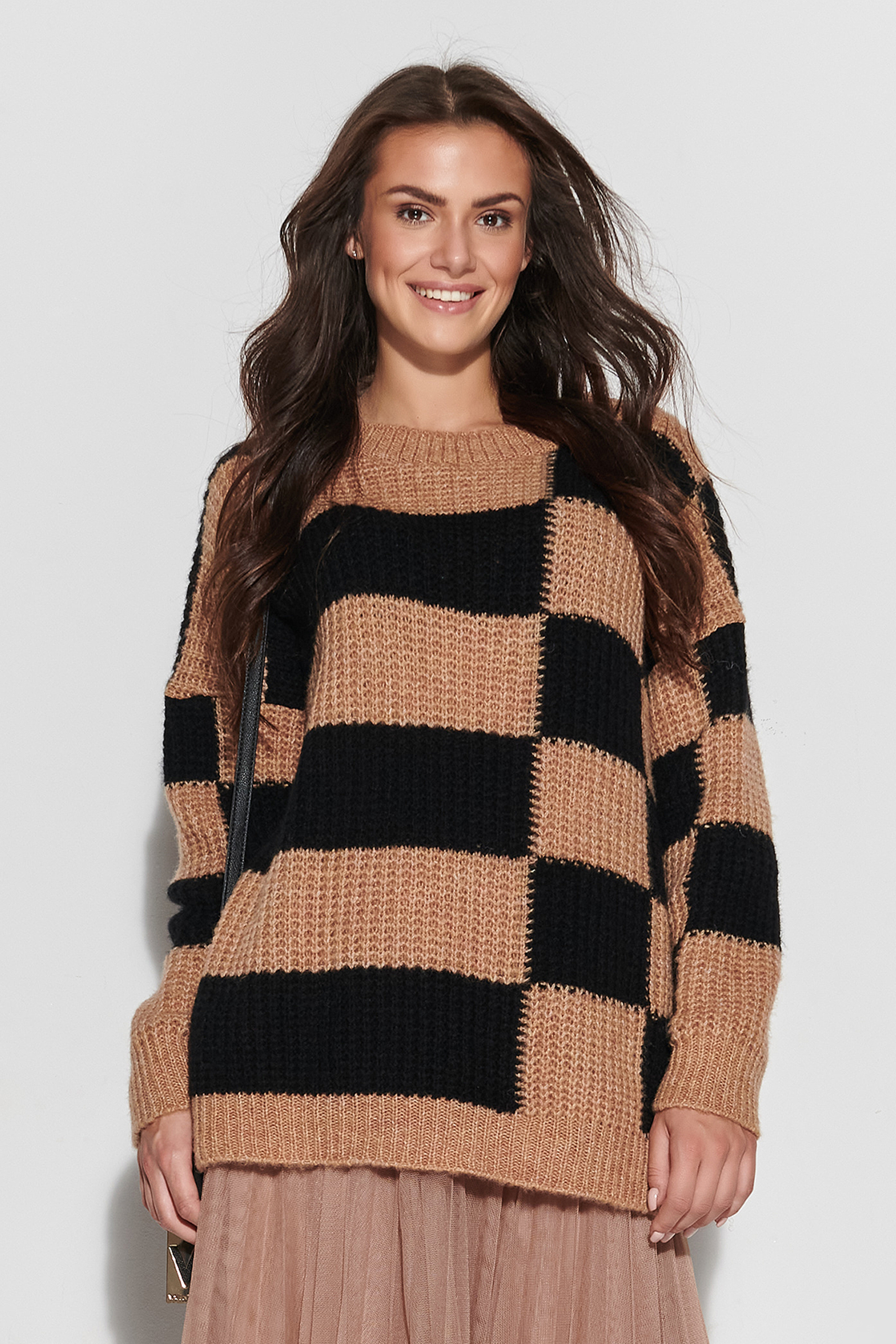 Sweater mit asymmetrischem Muster in Camel Schwarz Vorderansicht