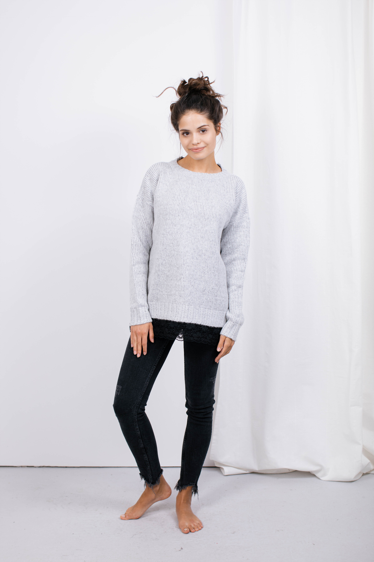Sweater in Hellgrau mit Spitzensaum Komplettansicht
