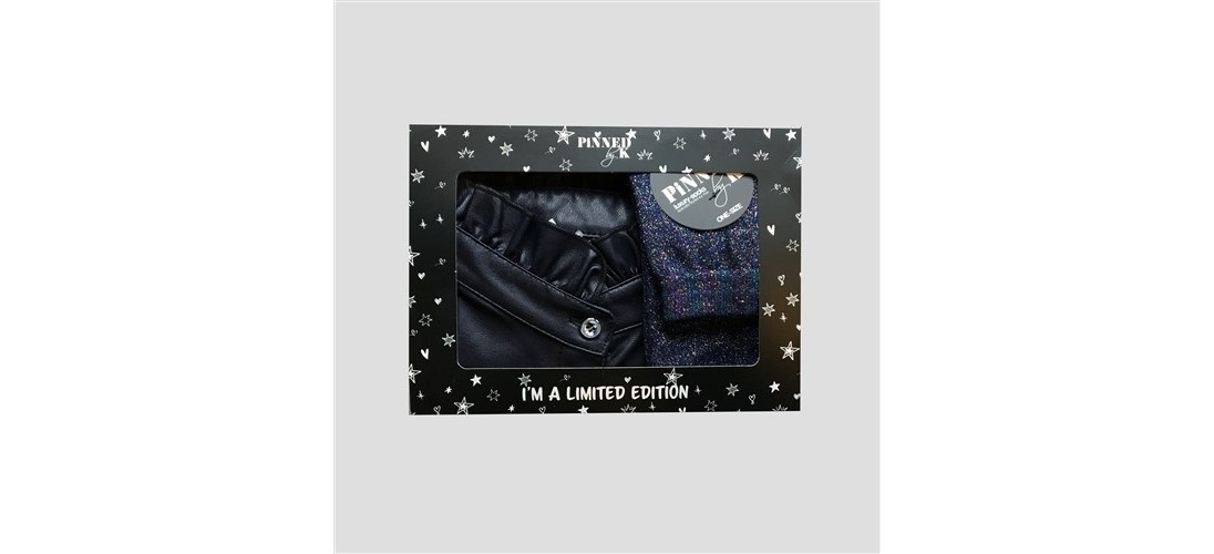 Geschenkset aus Kunstlederkragen und blauen Socken