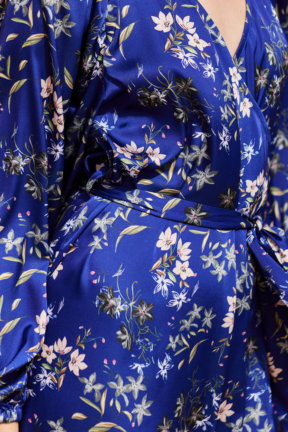 Wickelkleid in Ozeanblau mit Allover-Print Detailansicht Bindung
