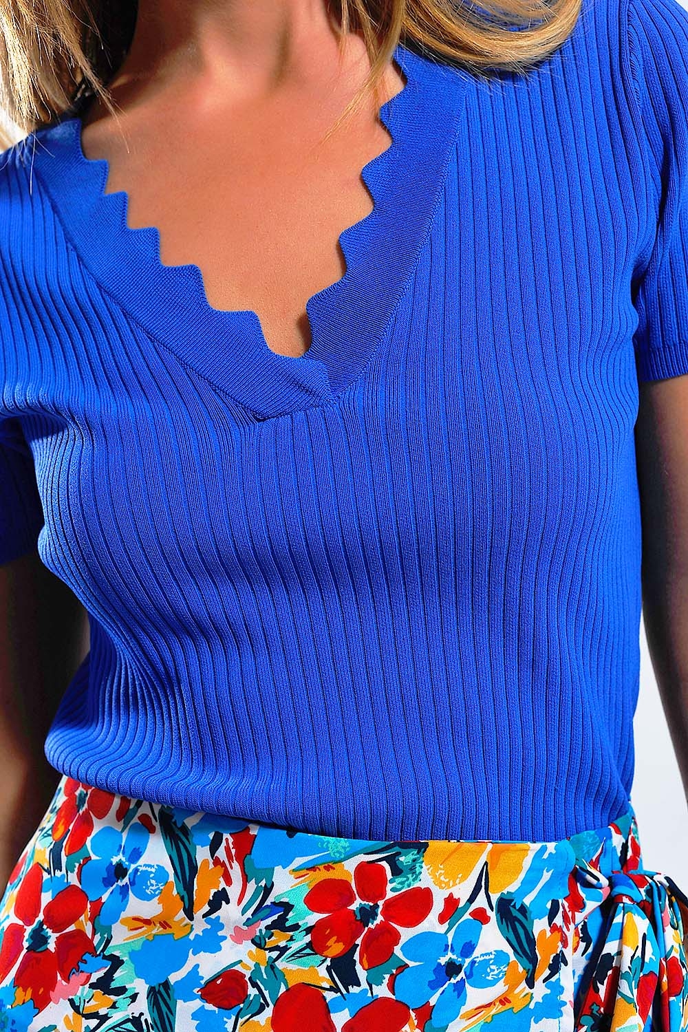 Strick-T-Shirt in Blau mit Spitzen-V-Ausschnitt