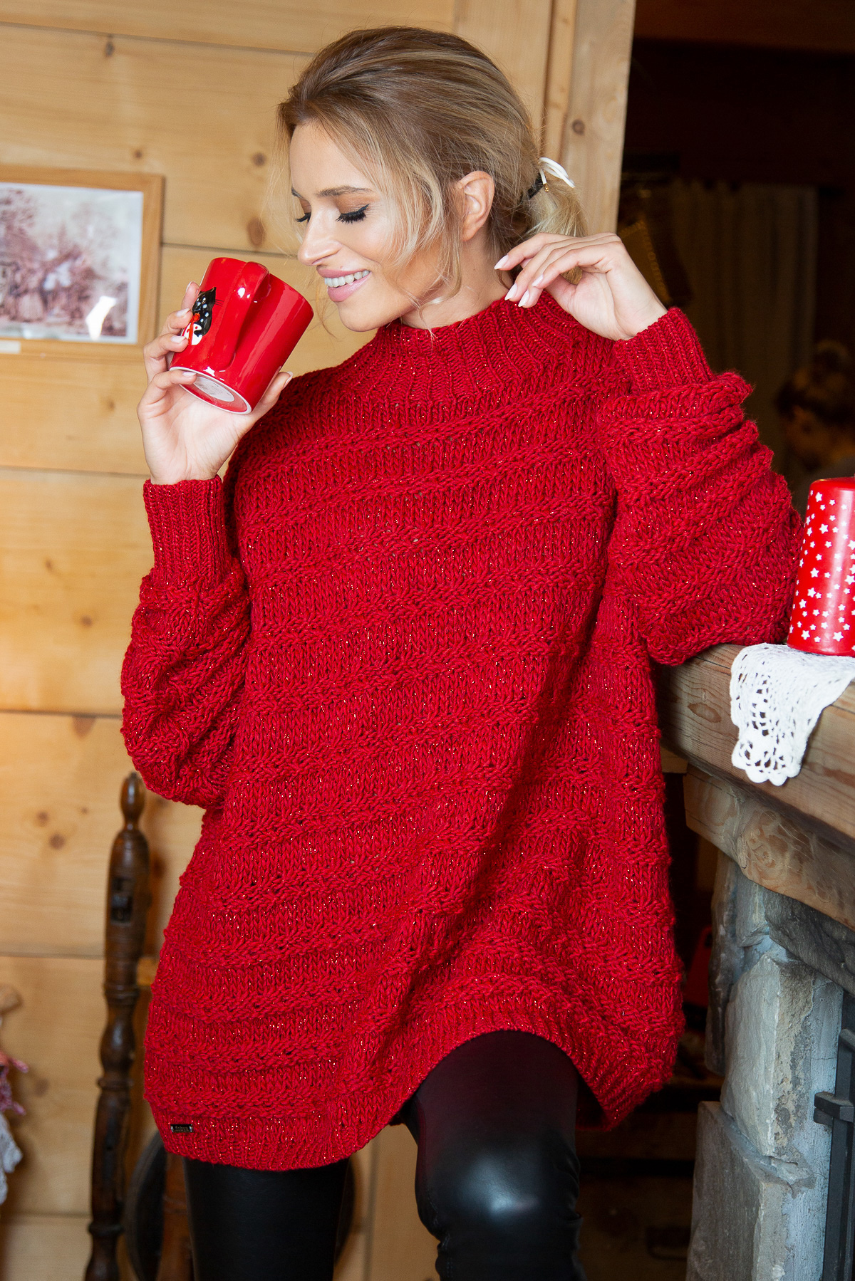 Roter Sweater mit Stehkragen