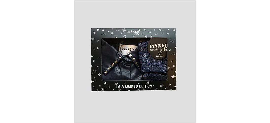 Geschenkset aus Kunstlederkragen mit Nieten und blauen Socken