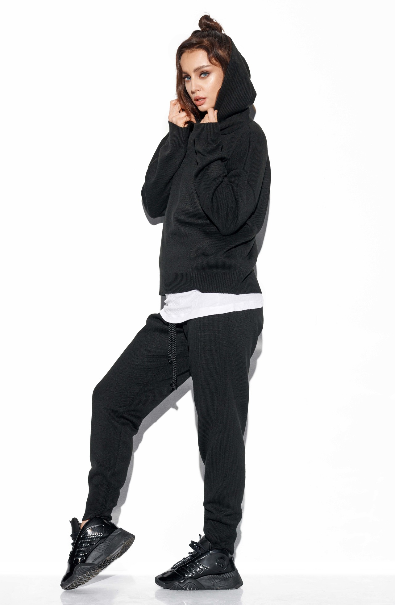 Schwarzes Strickset mit Hoodie und Hose