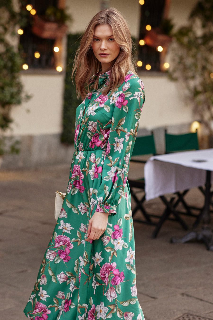 Langes Kleid in Grün mit pinkem Blumenmuster Vorderseite