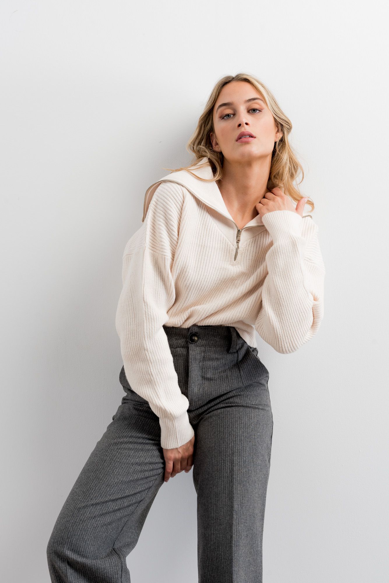 Strickpullover in Ecru mit Reißverschluss