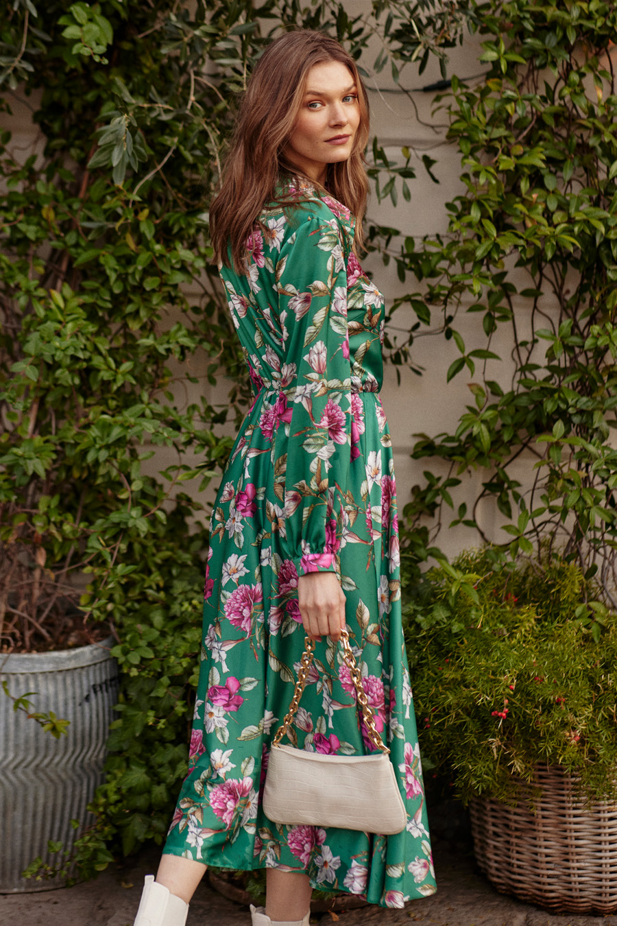 Langes Kleid in Grün mit pinkem Blumenmuster Rückseite komplett