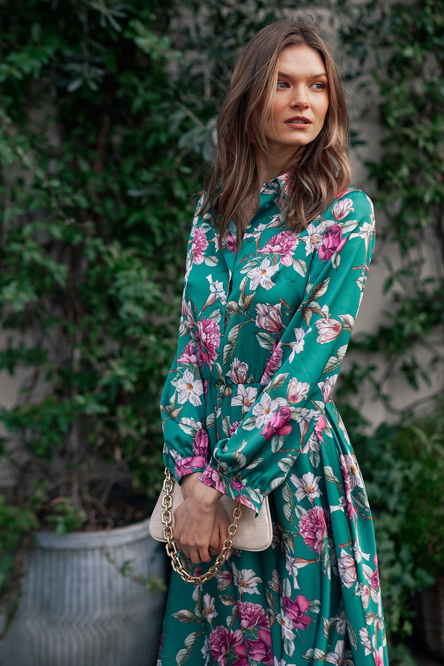 Langes Kleid in Grün mit pinkem Blumenmuster Setenansicht