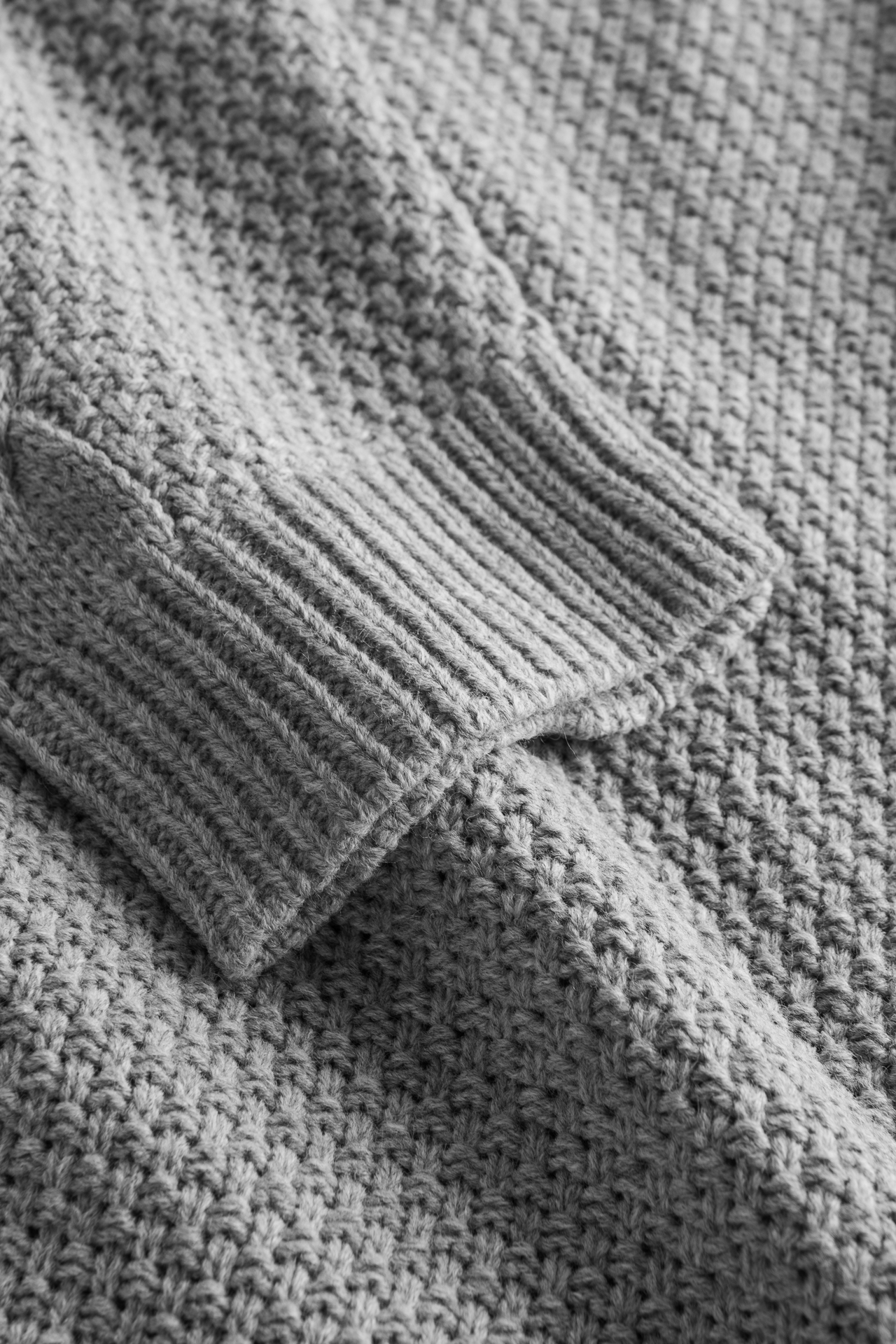 Strickset in Hellgrau mit Zopfmusterdetails